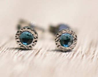 Pendientes de topacio azul cielo en oro blanco sólido de 14 k, pendientes de piedras preciosas azules, pendientes de oro hechos a mano, tachuelas de corazón ocultas, regalo de aniversario