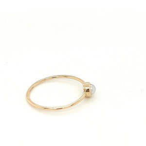 Pequeño anillo de perlas de oro de 14K, anillo de compromiso de perlas de Akoya natural, novia, aniversario, anillo de promesa, joyería minimalista anillo hecho a mano imagen 3