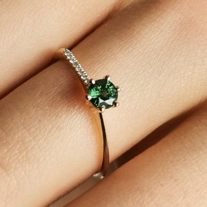 Anillo de compromiso de zafiro verde Anillo de diamante de zafiro verde Anillo de compromiso único Acento de diamante 14K, oro de 18K Joyería contemporánea imagen 6