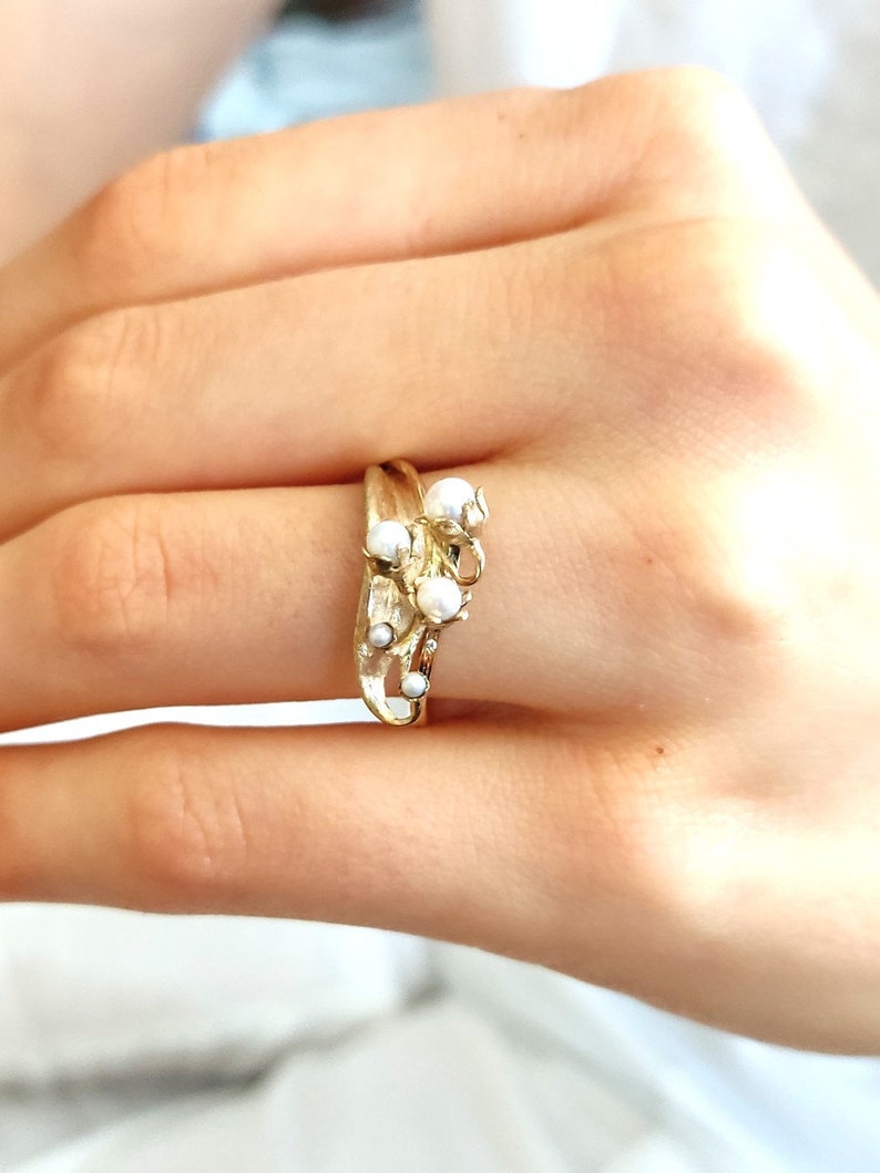 Handgemachter Maiglöckchen Perlenring aus 585er Gold mit Diamanten Einzigartiger, einzigartiger floral inspirierter Schmuck Perlen und Diamantring Bild 4