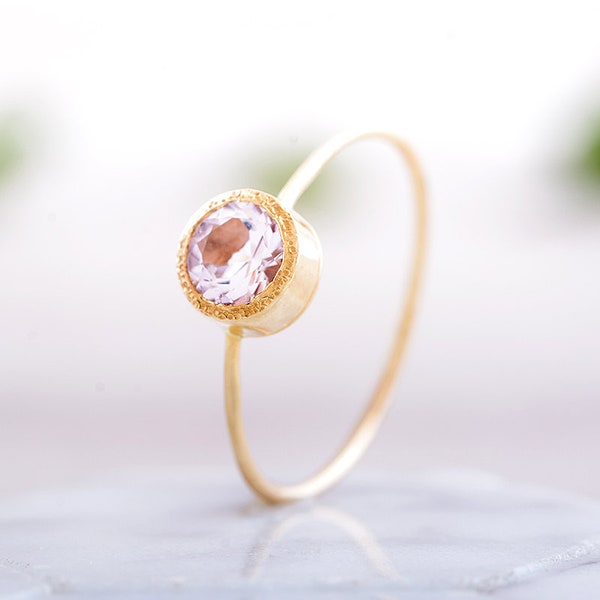 Anello di fidanzamento con morganite rosa rotondo semplice Harmony: delicato anello di fidanzamento con morganite