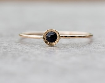 Czarny onyks - delikatny pierścionek w złocie 585