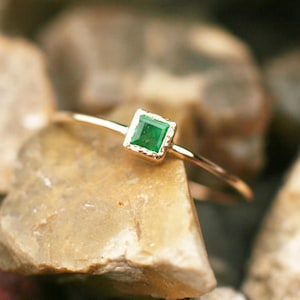 Zielony szmaragd- pierścionek z szmaragdem, kwadratowy pierścionek ze szmaragdem, pierścionek zaręczynowy w złocie 585, na rocznicę