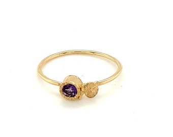 Hoja de felicidad: Pequeño anillo redondo de amatista púrpura en oro de 14 k / Anillo inspirado en la naturaleza con corazón / Regalo perfecto para novia hecho a mano