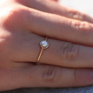 Złoty pierścionek z perłą, biała perła, matowy pierścionek z naturalną perłą w złocie 585 image 5