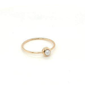 Pequeño anillo de perlas de oro de 14K, anillo de compromiso de perlas de Akoya natural, novia, aniversario, anillo de promesa, joyería minimalista anillo hecho a mano imagen 2