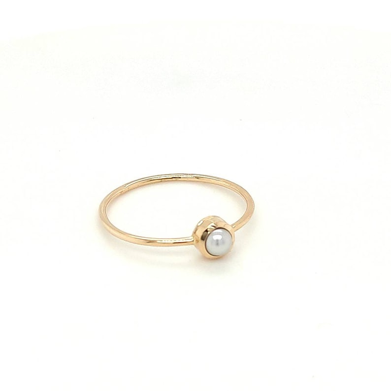 Pequeño anillo de perlas de oro de 14K, anillo de compromiso de perlas de Akoya natural, novia, aniversario, anillo de promesa, joyería minimalista anillo hecho a mano imagen 2