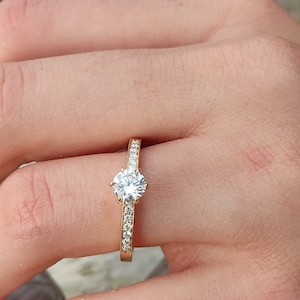 Handgefertigter 0.64ct Diamant Verlobungsring Klassischer Verlobungsring Runder Diamantring nach Maß 14k, 18k Gold und Platin Solitär Ring Bild 2