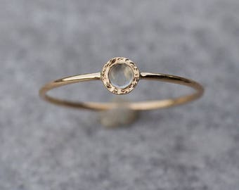 Kamień księżycowy, delikatny pierścionek w złocie 585 z naturalnym kamieniem księżycowym