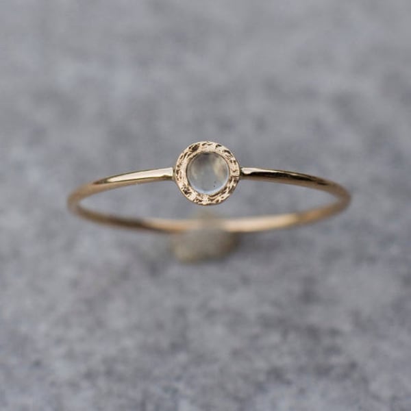 Kamień księżycowy, delikatny pierścionek w złocie 585 z naturalnym kamieniem księżycowym