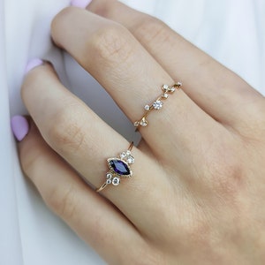 Bague de fiançailles romantique moderne - Saphir bleu foncé marquise avec diamants sur les côtés en or 14 carats/18 carats, bague en saphir bleu sur mesure avec cœur