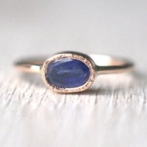 Pierścionek z niebieskim szafirem w różowym złocie 585, owalny pierścionek z szafirem, unikatowy pierścionek zaręczynowy