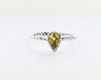 Anillo de zafiro en forma de pera en oro blanco- Anillo de compromiso de zafiro amarillo con banda retorcida- Anillo de compromiso no tradicional con zafiro