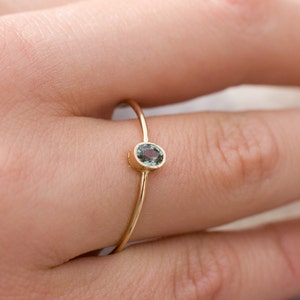 Zielony szafir, delikatny pierścionek złoty z szafirem, owalny pierścionek w złocie 585, pierścionek zaręczynowy z szafirem image 4