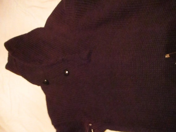 A collared Sweater - image 4