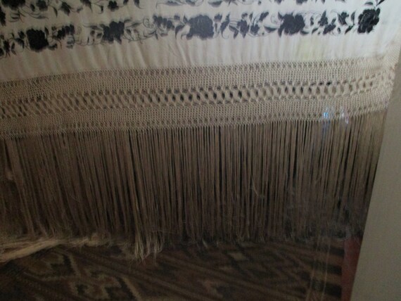 A Huge Embroidered Shawl - image 10