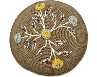 Kippa pour femme au crochet avec fleurs, yarmulke perlée et brodée, cadeau judaïque issu du commerce équitable, couvre-chef beige