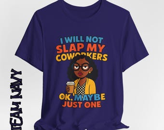 以下が含まれることがあります： 「I WILL NOT SLAP MY COWORKERS OK, MAYBE JUST ONE」の文字が入ったネイビーブルーのTシャツ。メガネをかけた女性の漫画のイラストが描かれており、コーヒーカップを持っています。Tシャツの左側には「TEAM NAVY」の文字が縦にプリントされています。