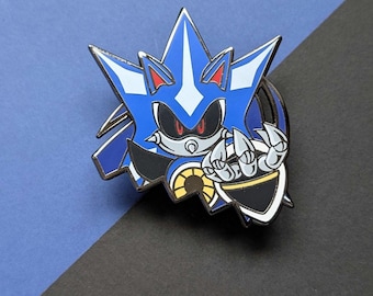 Pode incluir: Um pin de esmalte Metal Sonic azul e prateado. O pin apresenta o personagem com uma viseira preta, olhos vermelhos e garras prateadas. O pin está sobre um fundo azul e preto.
