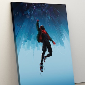 Op de afbeelding: Een digitale illustratie van een persoon die een rood-zwart pak, een zwarte broek en rood-witte sneakers draagt. De persoon hangt in de lucht met zijn armen uitgestrekt. De achtergrond is een blauwe en paarse stadsgezicht.