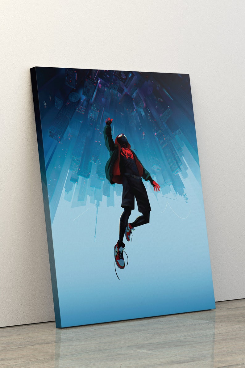 Op de afbeelding: Een digitale illustratie van een persoon die een rood-zwart pak, een zwarte broek en rood-witte sneakers draagt. De persoon hangt in de lucht met zijn armen uitgestrekt. De achtergrond is een blauwe en paarse stadsgezicht.