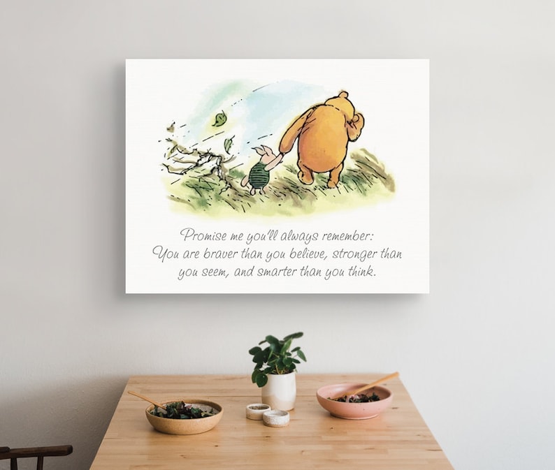 Puede incluir: Una ilustraci&oacute;n de Winnie de Pooh y Piglet con una cita que dice: "Prom&eacute;teme que siempre recordar&aacute;s: Eres m&aacute;s valiente de lo que crees, m&aacute;s fuerte de lo que pareces, y m&aacute;s inteligente de lo que piensas."