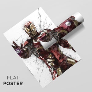 Op de afbeelding: Een zwart-wit poster met een gestileerde illustratie van Iron Man in een rood en gouden pak, met een spettereffect van verf op de achtergrond.