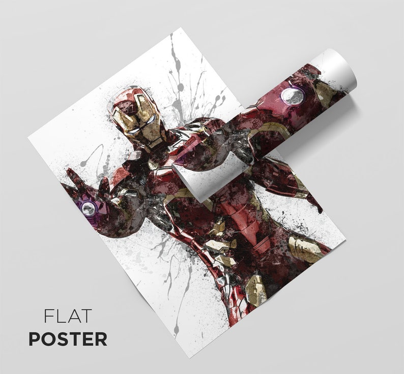 Op de afbeelding: Een zwart-wit poster met een gestileerde illustratie van Iron Man in een rood en gouden pak, met een spettereffect van verf op de achtergrond.