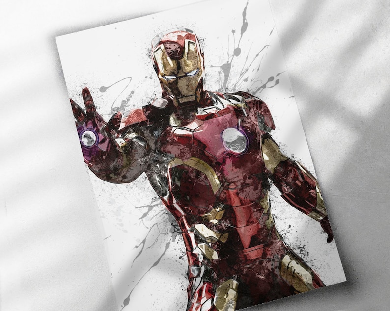 Op de afbeelding: Een digitale schildering van Iron Man, een superheld uit Marvel Comics. De afbeelding is in aquarelstijl met verfspatten rond de figuur. Iron Man draagt zijn rode en gouden harnas en heeft een vastberaden uitdrukking op zijn gezicht.