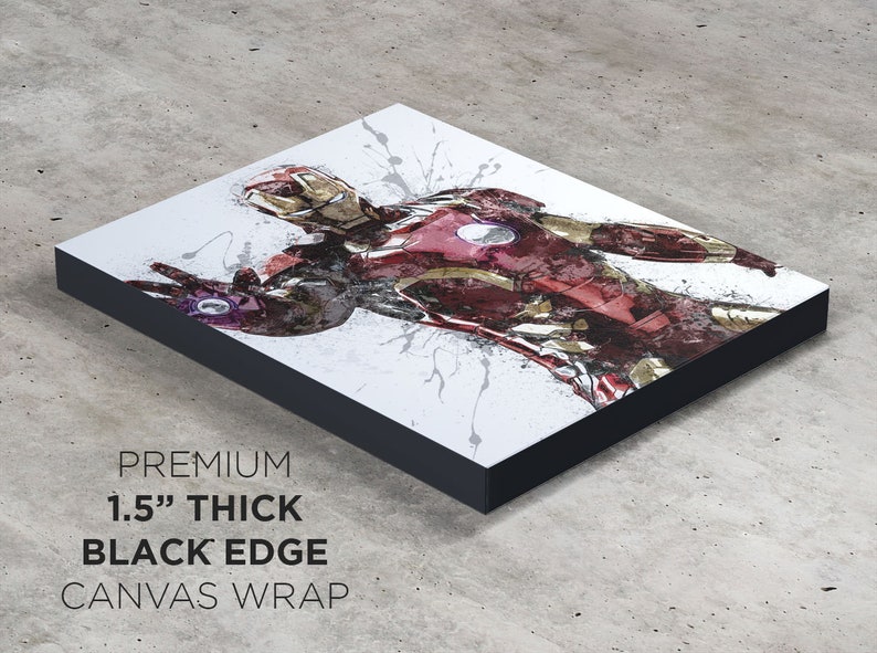 Op de afbeelding: Een 1,5" dikke canvas wrap print van Iron Man in een rood en gouden pak met een witte achtergrond. De print heeft een zwarte rand.