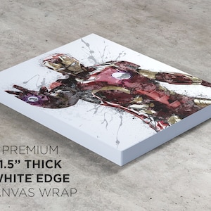 Op de afbeelding: Een canvas print van Iron Man in een rood en gouden pak met een witte achtergrond. De print heeft een 3,8 cm dikke witte rand en is een premium canvas wrap.