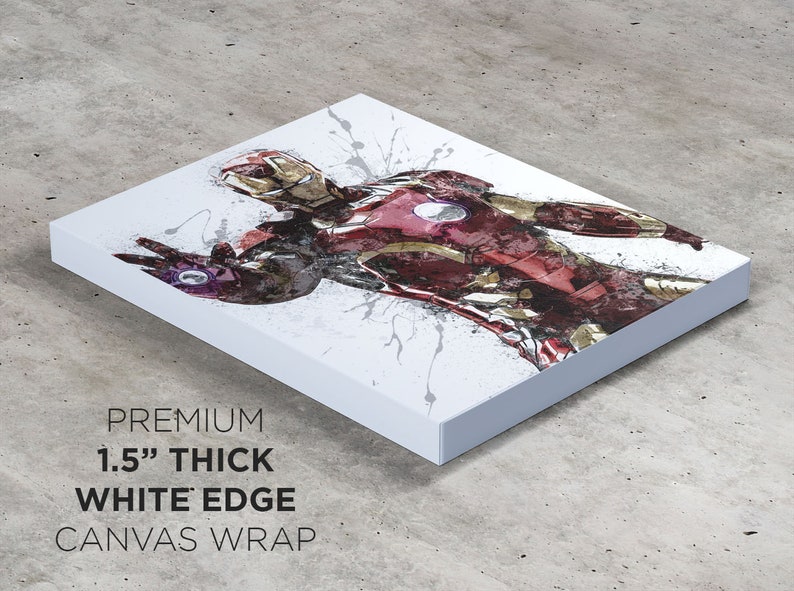 Op de afbeelding: Een canvas print van Iron Man in een rood en gouden pak met een witte achtergrond. De print heeft een 3,8 cm dikke witte rand en is een premium canvas wrap.