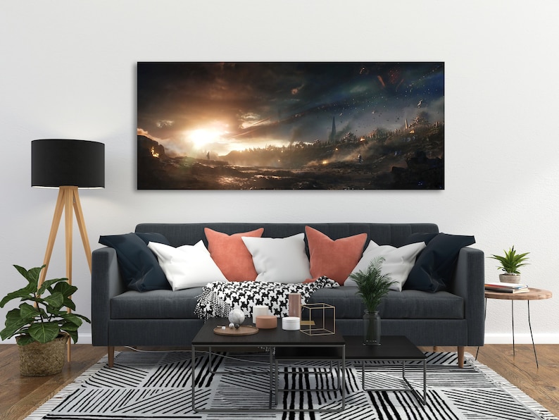 Puede incluir: Una pintura de paisaje panor&aacute;mica que representa una ciudad futurista con una puesta de sol incandescente en el fondo. La ciudad est&aacute; rodeada de un cielo oscuro y tormentoso con objetos voladores. La pintura se exhibe en una pared sobre un sof&aacute; gris con almohadas y una mesa de caf&eacute;.