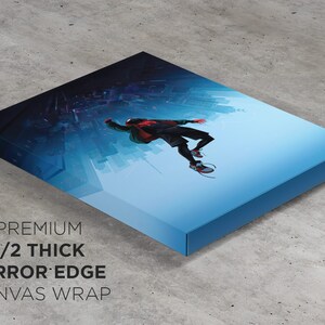 Op de afbeelding: Een canvas print van een persoon in een rood-zwart pak dat door de lucht valt met een skyline van de stad op de achtergrond. De print heeft een 1,27 cm dikke spiegelrand canvas wrap.