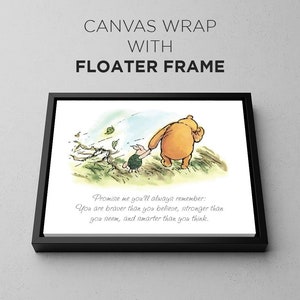 Puede incluir: Una impresi&oacute;n en lienzo de Winnie de Pooh y Piglet con un marco flotante negro. La impresi&oacute;n presenta una ilustraci&oacute;n de acuarela de Winnie de Pooh y Piglet caminando juntos. La cita "Promise me you'll always remember: You are braver than you believe, stronger than you seem, and smarter than you think." est&aacute; impresa debajo de la ilustraci&oacute;n.