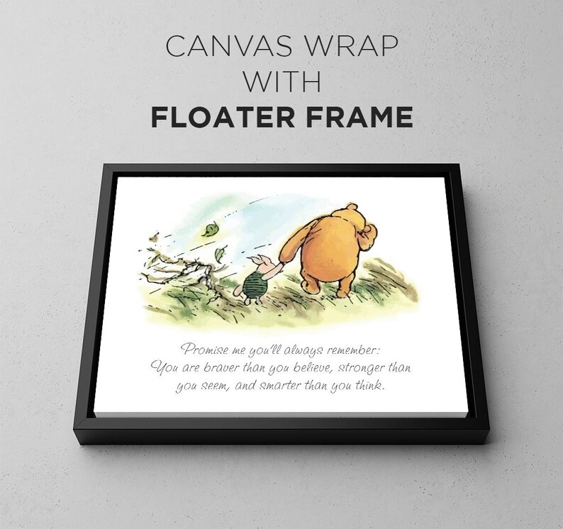 Puede incluir: Una impresi&oacute;n en lienzo de Winnie de Pooh y Piglet con un marco flotante negro. La impresi&oacute;n presenta una ilustraci&oacute;n de acuarela de Winnie de Pooh y Piglet caminando juntos. La cita "Promise me you'll always remember: You are braver than you believe, stronger than you seem, and smarter than you think." est&aacute; impresa debajo de la ilustraci&oacute;n.