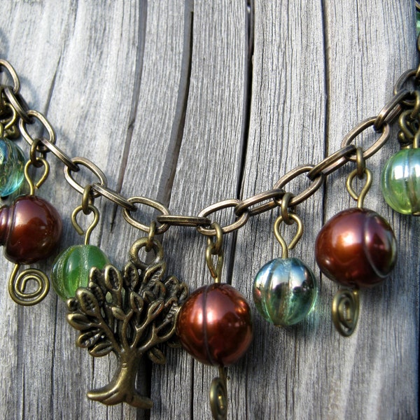 Foret automnale , bracelet en bronze avec des perles de verres et des perles de culture couleur cuivre , breloques d arbres .