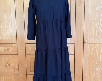Vestido camisero azul marino escalonado
