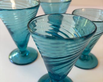Cuatro copas de licor vintage de color azul celeste