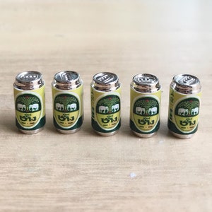 Cerveza en miniatura, lata de cerveza en miniatura, alcohol en miniatura, latas en miniatura, joyería en miniatura, cerveza, bebida en miniatura, latas de cerveza de casa de muñecas
