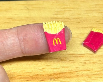 Miniatuurfrietjes, miniatuurchips, poppenhuisaardappel, miniatuuraardappel, miniatuurvoedsel, miniaturen, gebakken aardappelen, frites, miniaturen