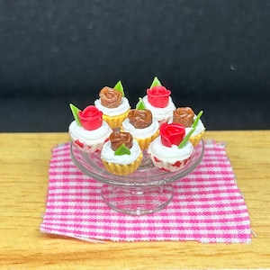 ミニチュアブラウンローズカップケーキ、ミニチュアレッドローズケーキ、ミニチュアカップケーキ、ミニチュアスイーツ、ミニチュアベーカリー、ドールハウスフード8個入り