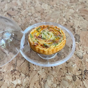Miniaturowe ciasto na aluminiowej tacy, ciasto w kształcie domku dla lalek, miniaturowe ciasto, miniaturowe słodkie, piekarnia w kształcie domku dla lalek, miniaturowe sztuczne jedzenie