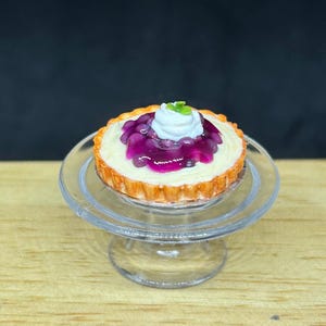 Miniaturowy placek z jagodami na aluminiowej tacy, placek w kształcie domku dla lalek, miniaturowy placek, miniaturowe słodkie, piekarnia w kształcie domku dla lalek, miniaturowe sztuczne jedzenie