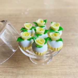 8個ミニチュアイエローローズカップケーキ、ミニチュアケーキ、ミニチュアカップケーキ、ミニチュアスイーツ、ミニチュアベーカリー、ドールハウス、ドールハウスフード、ミニチュアフード
