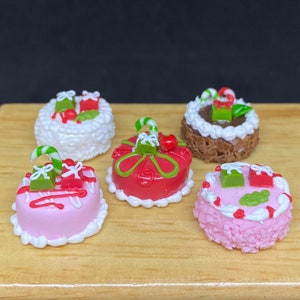 5pcs.Miniature Christmas Cake,Miniature Sweets,Miniature Bakery,Dollhouse Cake,Miniature Food,Dollhouse Bakery,Miniature Cake