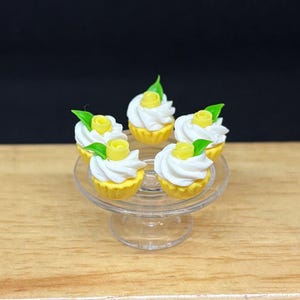 8個。ミニチュアイエローローズカップケーキ、ミニチュアケーキ、ミニチュアカップケーキ、ミニチュアスイーツ、ミニチュアベーカリー、ドールハウスフード、ミニチュアローズ