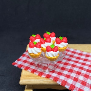 8-tlg. Miniatur Erdbeer Kuchen., Miniatur Kuchen, Miniaturbäckerei, Miniatur Cupcakes, Puppenhaus Kuchen, Miniatur Erdbeere