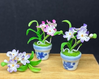 Miniatura Casa Delle Bambole In Scala 1:12 - Vaso Rosa Con Fiori Di Iris Viola, Fatto A Mano Da RB Foltz