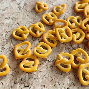 Miniature Pretzel,Miniature Bakery,Miniature Sweet,Dolls house Food,Miniature Jewelry,Pretzel,Dolls and Miniature,Miniature Accessories,DIY